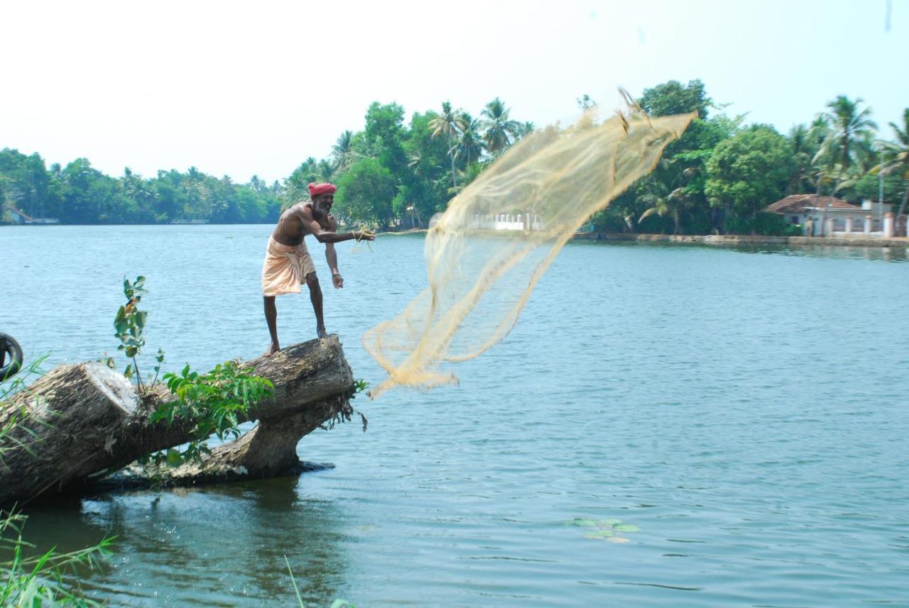 Triveny River Palace Hotel Alappuzha Bagian luar foto