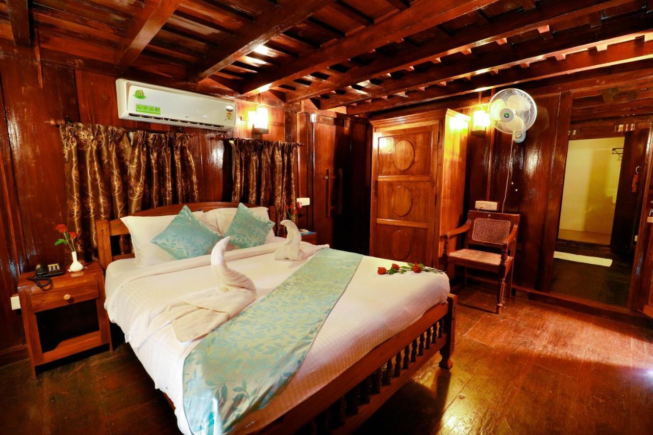 Triveny River Palace Hotel Alappuzha Bagian luar foto