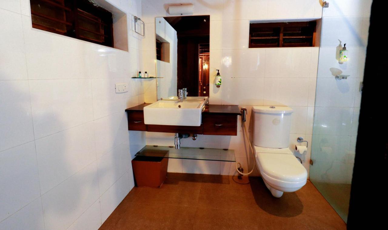 Triveny River Palace Hotel Alappuzha Bagian luar foto