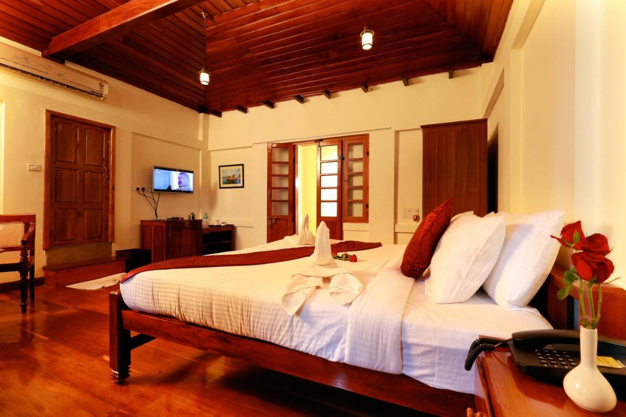 Triveny River Palace Hotel Alappuzha Bagian luar foto