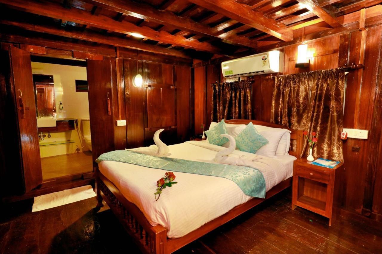 Triveny River Palace Hotel Alappuzha Bagian luar foto