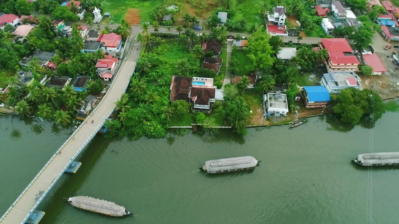 Triveny River Palace Hotel Alappuzha Bagian luar foto