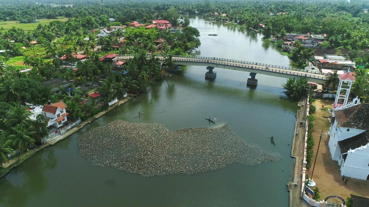 Triveny River Palace Hotel Alappuzha Bagian luar foto