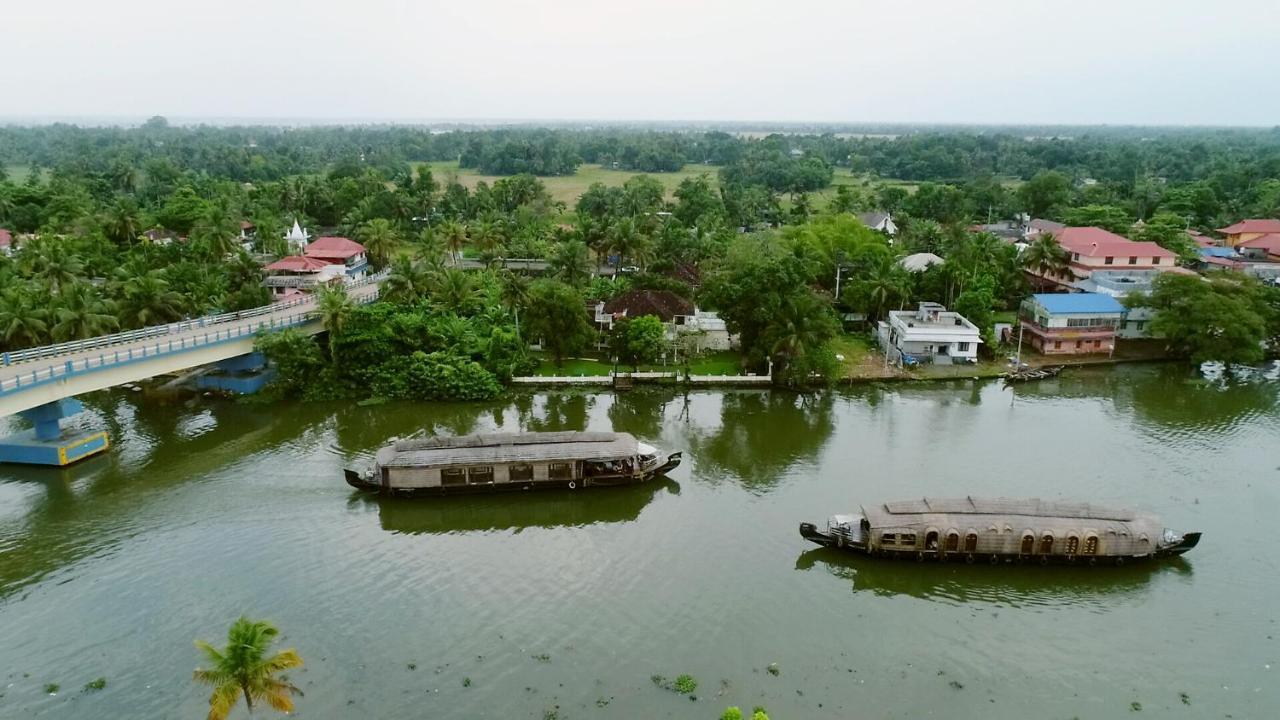 Triveny River Palace Hotel Alappuzha Bagian luar foto
