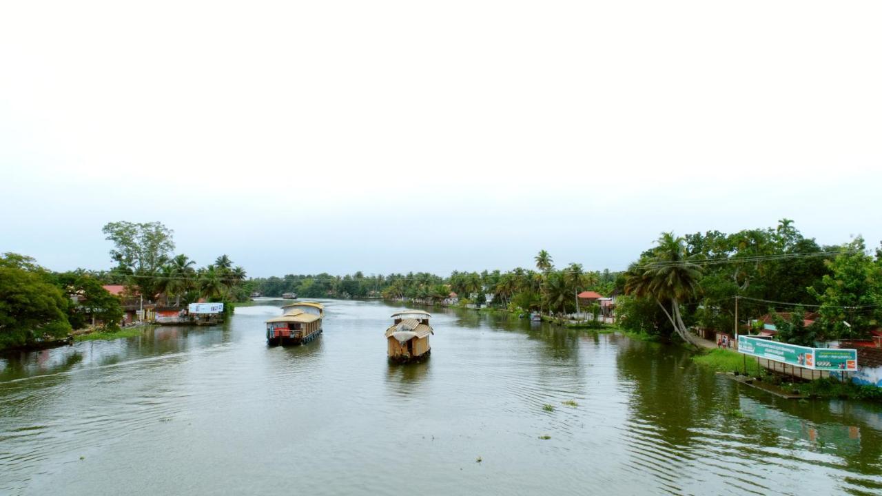 Triveny River Palace Hotel Alappuzha Bagian luar foto